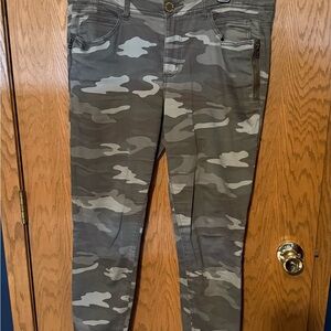 Gray Skinny Pants with Camouflage Pattern